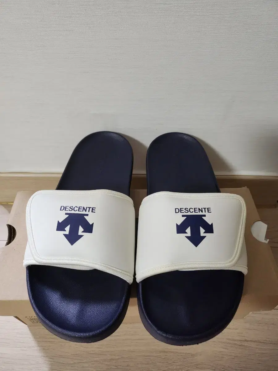[Descente] Velcro Slippers 240 (New)
