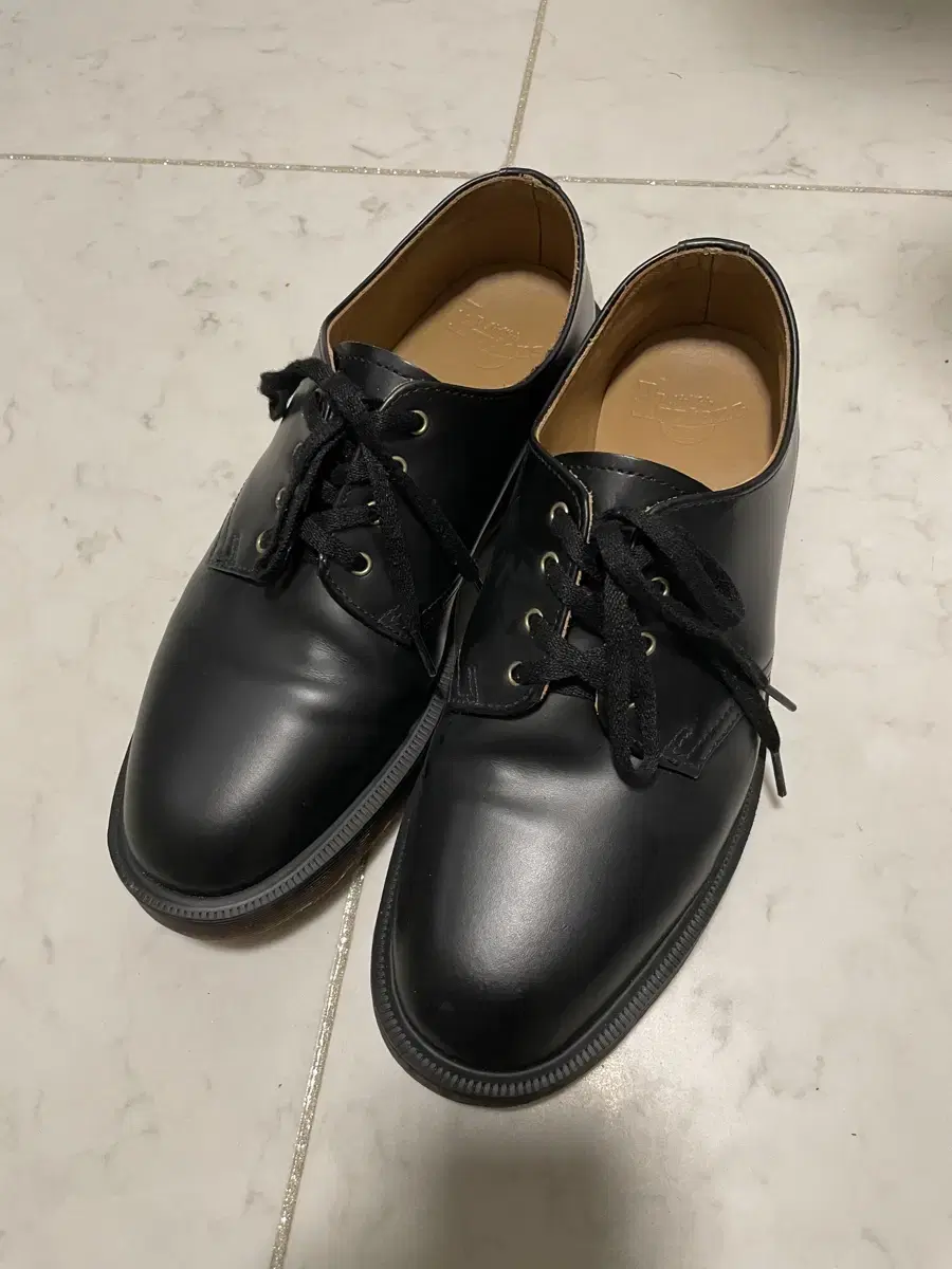 Dr. Martens Smith 270