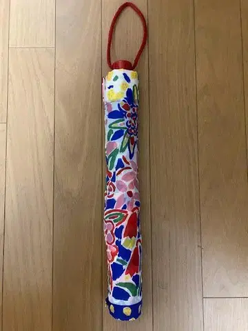 호주 디자이너 켄 던이 디자인한 원터치 접이식 우산