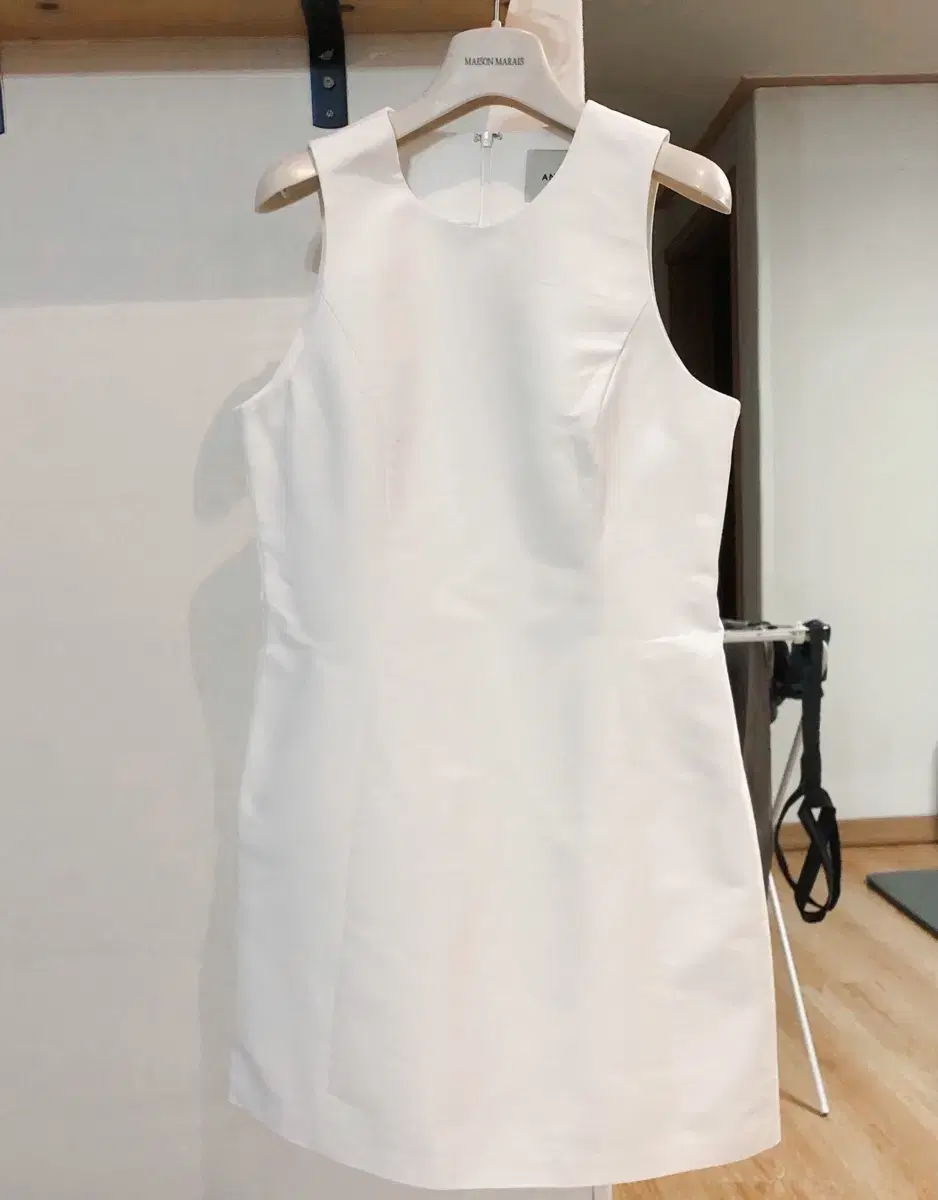 and u Sleeveless White Onepiece