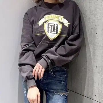 GYDA BACK 레이스업 숏 로고스 맨투맨 상의 차콜 그레이