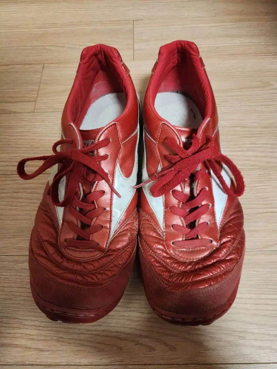 Mizuno top-tier futsal shoes for players, size 270