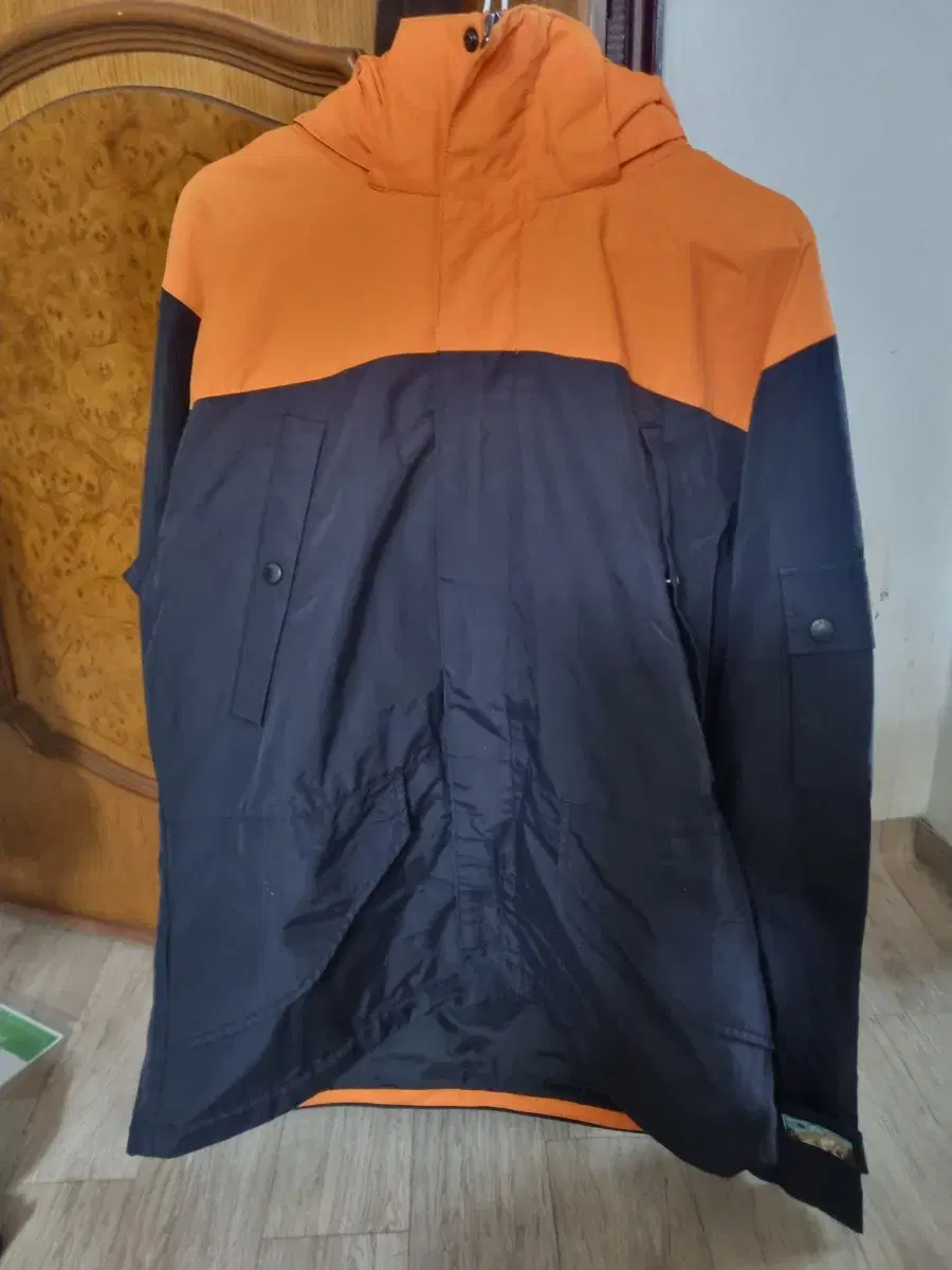 The North Face Outdoor Windbreaker Hooded Jacket. L. (Like New)
