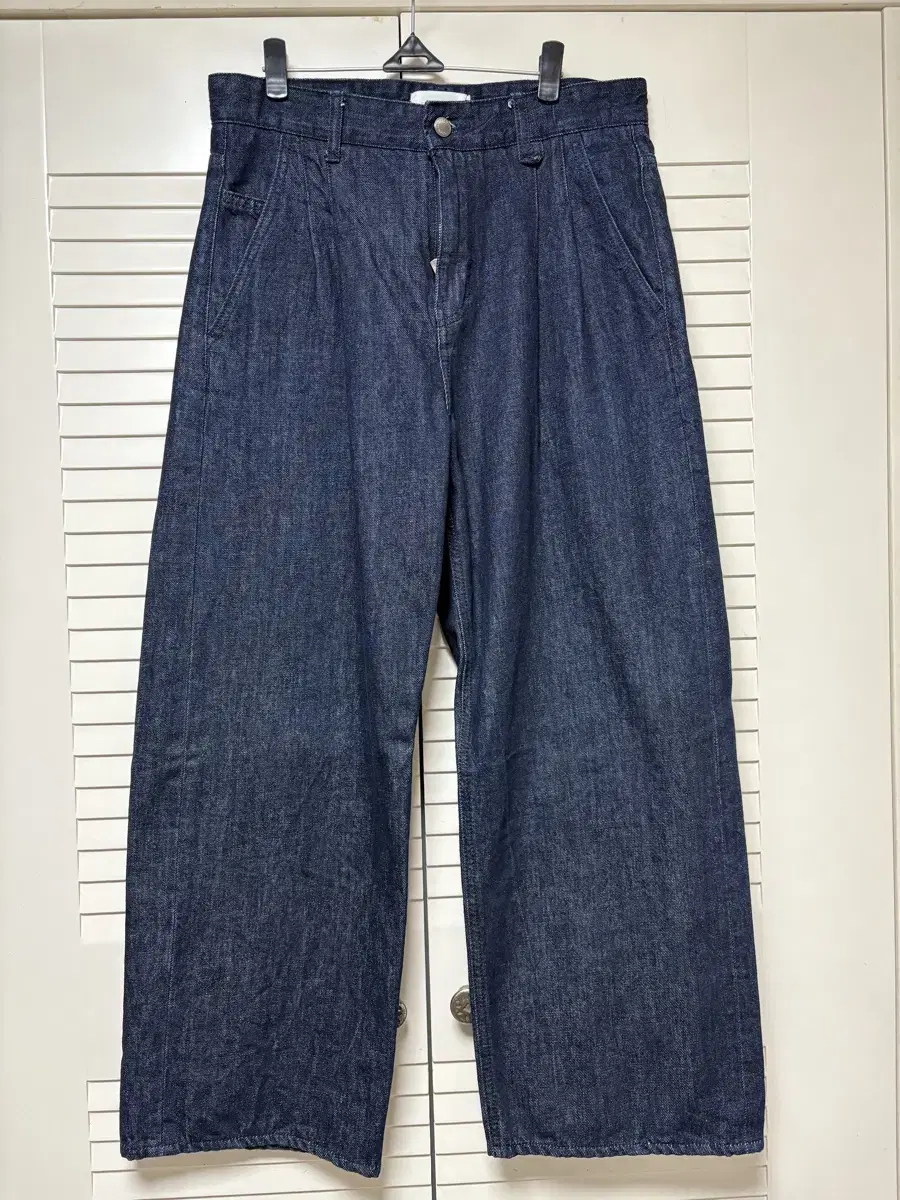 포트너스 Two Tuck Wide Indigo Jeans M 팝니다