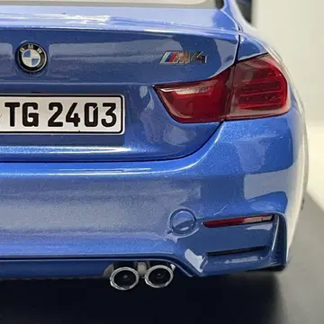 구하기 어려운 새상품급 BMW M4 정품 1/18 미니카