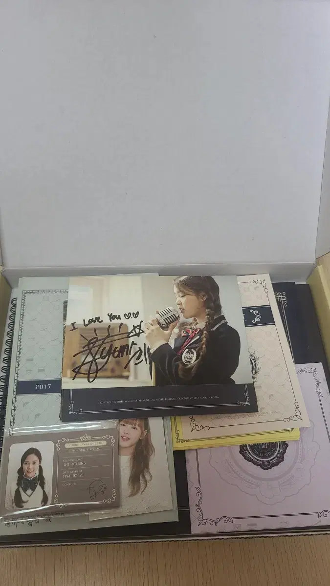 Selling Oh My Girl 2017 season's greetings (Seunghee, Jiho autographed sign)