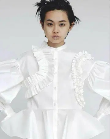 최종 가격 인하 bibiy. ELLIE PEPURUM BLOUSE