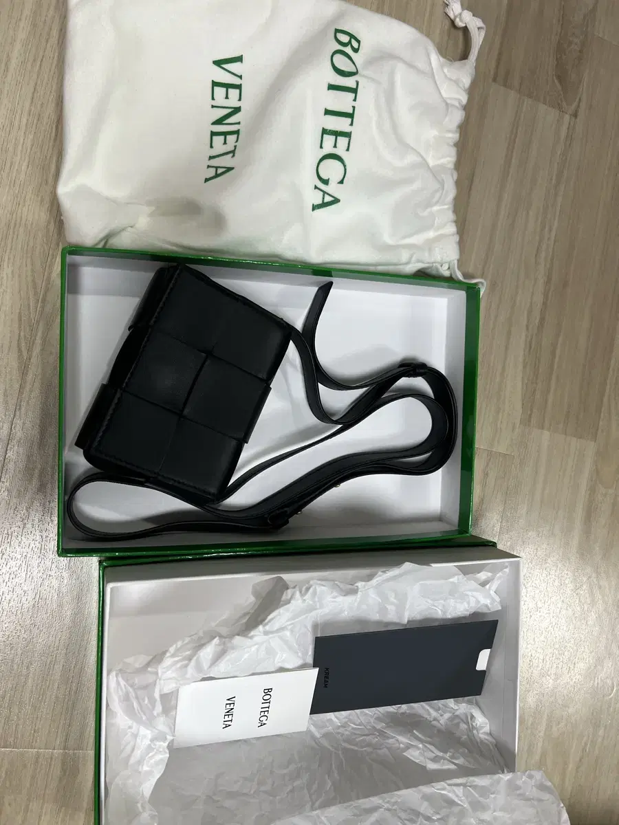 보테가베네타 레더 미니카세트백 블랙