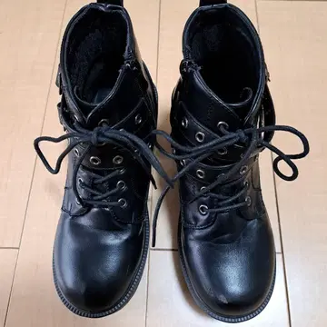 크로스 벨트 숏부츠 노에미 블랙