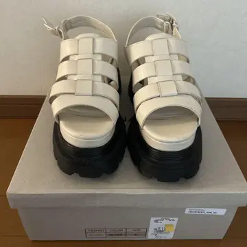 통굽 화이트 스트랩 샌들