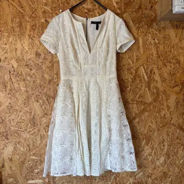 BCBG MAXAZRIA 화이트 레이스 A 라인 원피스 자수