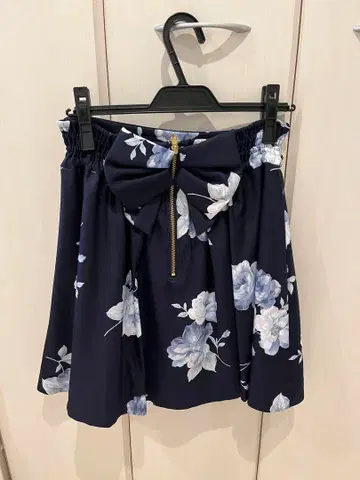 리즈리사 플라워 프린트 백 리본 플레어 스커트 네이비