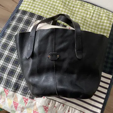 블랙 가죽 토트백 A 로고
