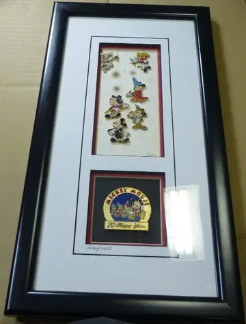 미키 70주년 기념 핀 배지 액자 포함, 결함 있음
