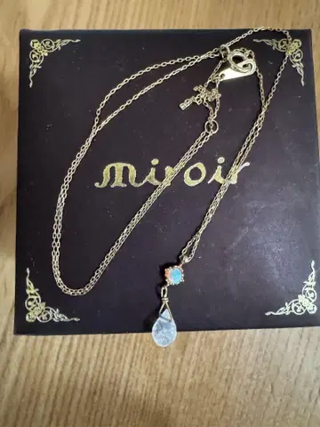 미로와 문스톤 오팔 목걸이
