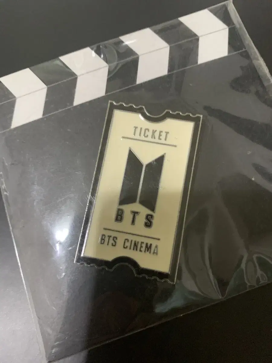 방탄소년단 뱃지 (세월의 흔적)