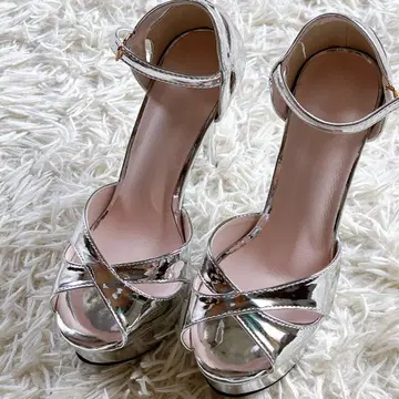 미사용 새상품 메탈릭 하이힐 실버 크로스 스트랩 캬바쿠라 23cm