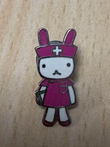 아란지아론조 흰 토끼 간호사 핀 배지