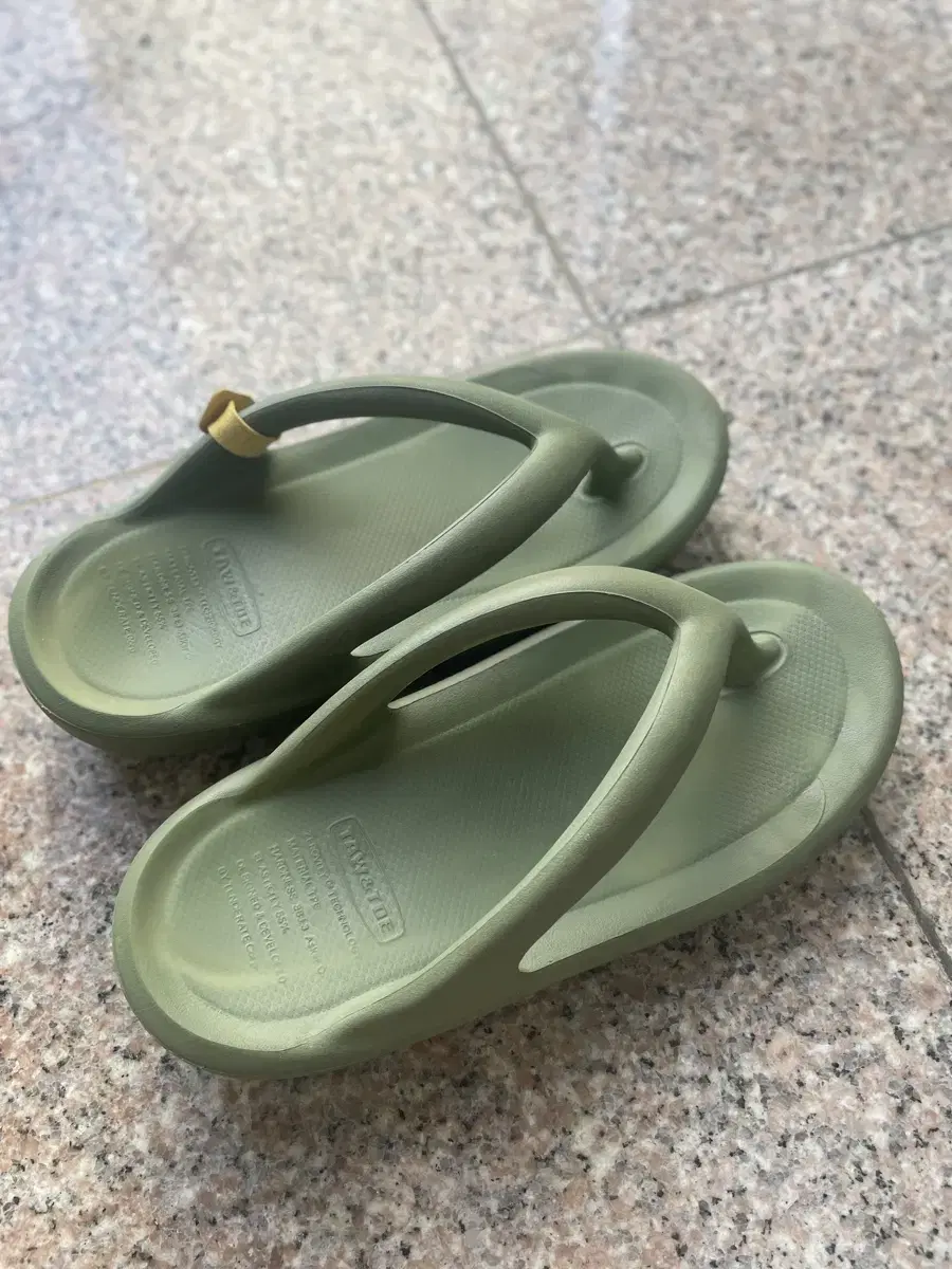 TAW&TOE flip-flops olive 260