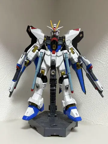 HG 1/144 스트라이크 프리덤 건담 베이스 포함