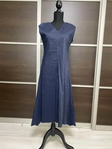 띠어리 류쿠스 네이비 V넥 슬리브리스 원피스