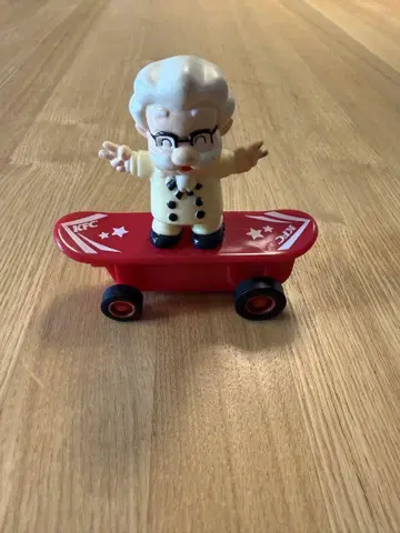 커넬 샌더스 스케이트보드 피규어