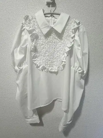 아벤추무 아반추무 러브 더 프릴 블라우스