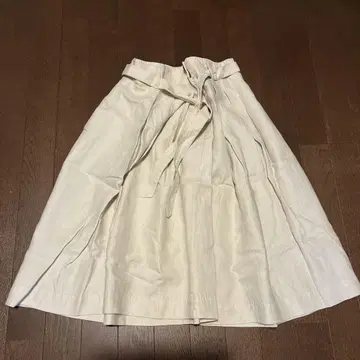 콩트와르 데코토니에 린넨 플레어 스커트 크림색