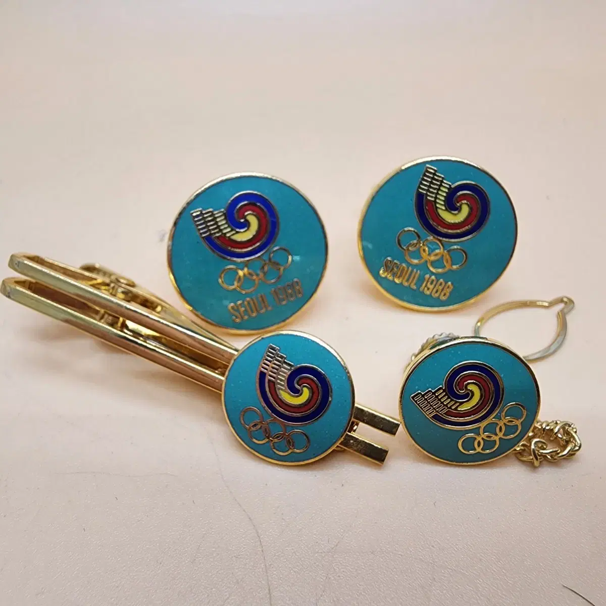 88 Olympic Olympic mark Tie Pin Cufflink 4-Piece Set Jade Seoul Olympic  Goods #서울올림픽넥타이핀,#호돌이뱃지,#올림픽굿즈,#커프스버튼 on Bunjang Global Site.