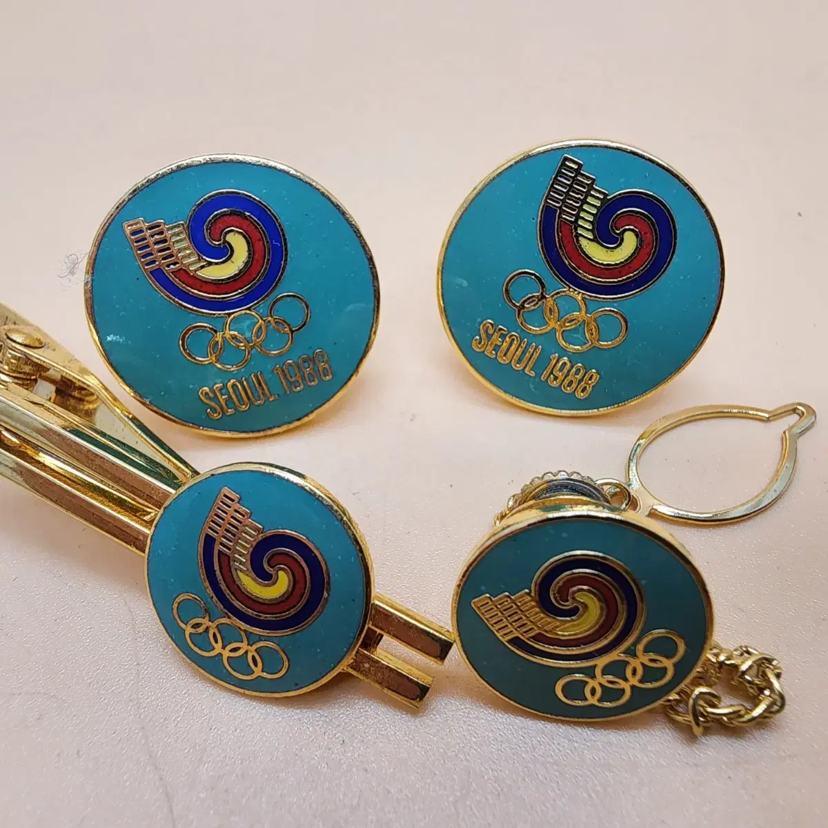 88 Olympic Olympic mark Tie Pin Cufflink 4-Piece Set Jade Seoul Olympic  Goods #서울올림픽넥타이핀,#호돌이뱃지,#올림픽굿즈,#커프스버튼 on Bunjang Global Site.