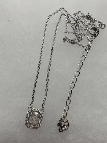 SWAROVSKI 스와로브스키 Millenia 화이트 목걸이