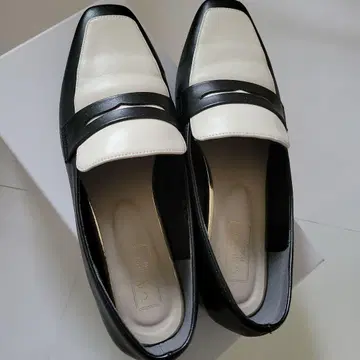 가죽 로퍼 블랙과 화이트 스트랩 포함