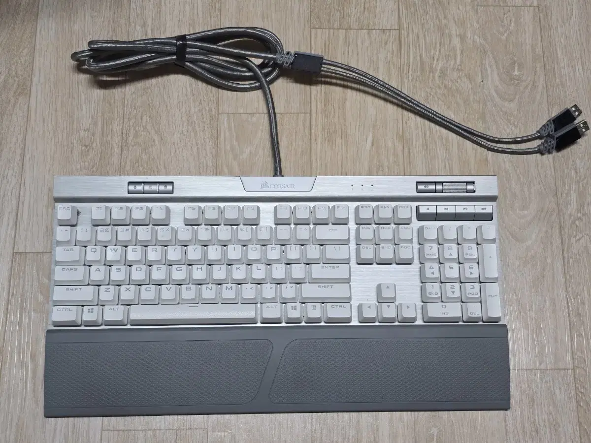 커세어 기계식 키보드 K70 RGB MK.2 SE (은축) 판매합니다!