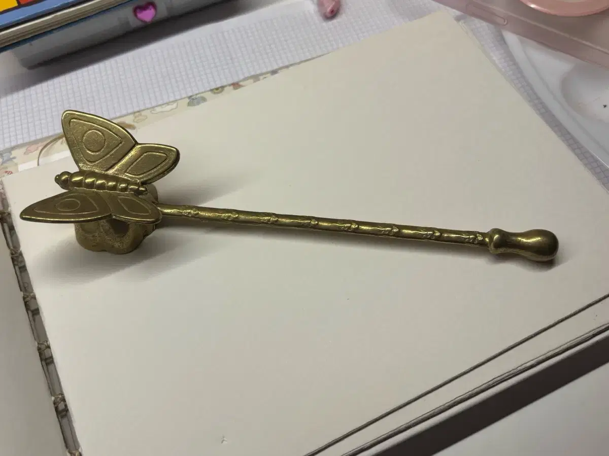 Butterfly-shaped Snooper