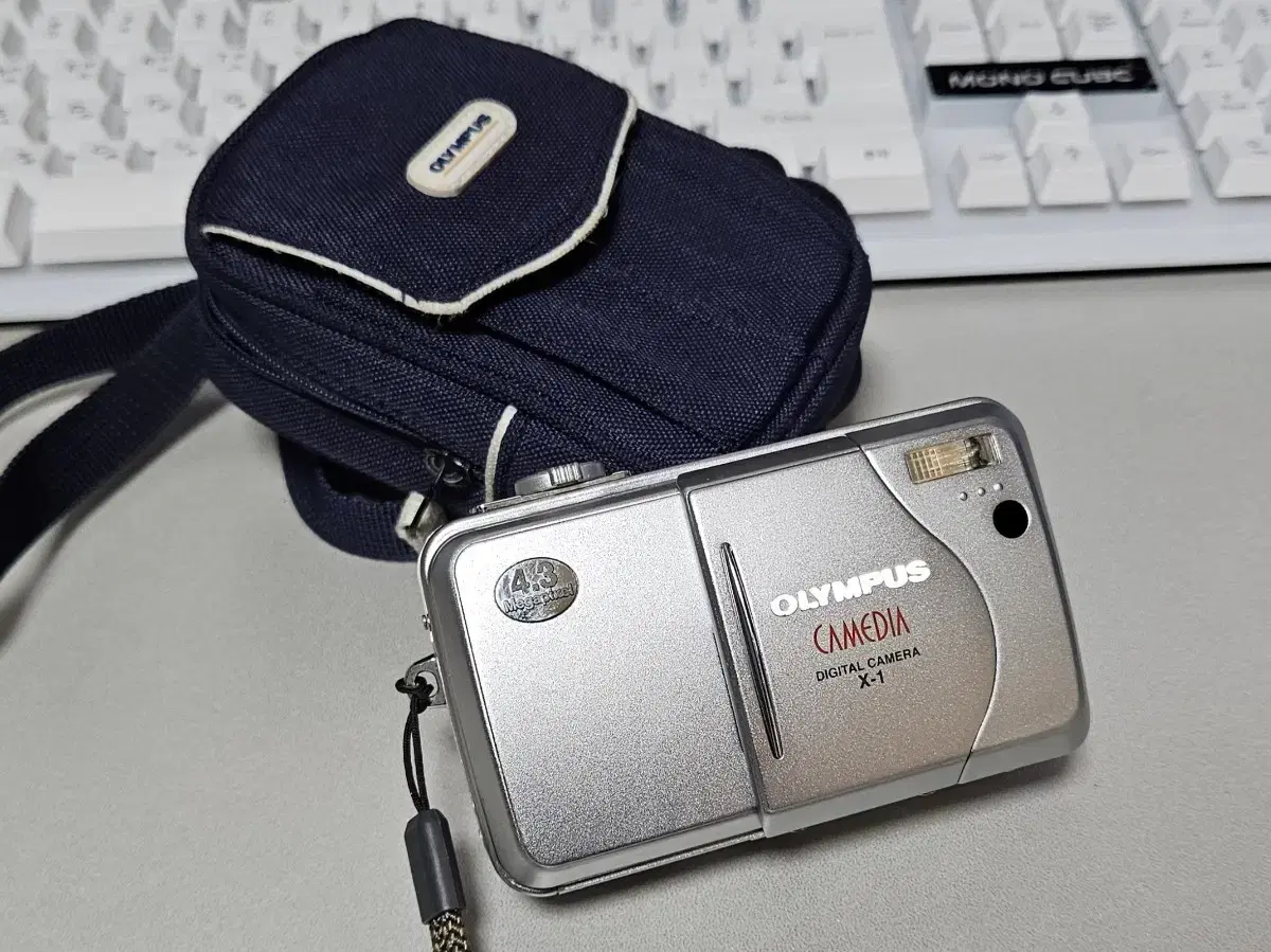 Olympus Camedia X-1 digital camera + genuine camera bag included