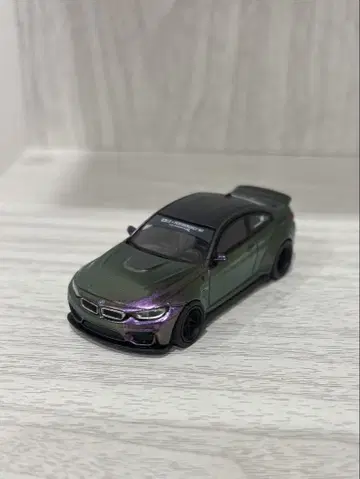 BMW M4 퍼플-그린 메탈릭 (왼쪽 핸들) [MINI GT]