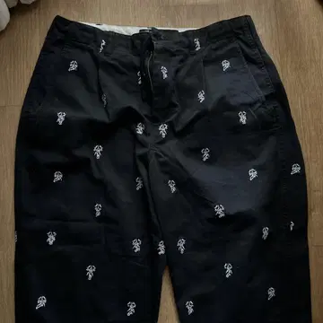블랙 자수 플라워 무늬 치노 팬츠