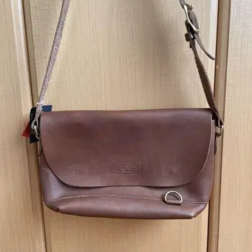 Butler Verner Sails 숄더백 브라운 천연 가죽 도치기 가죽