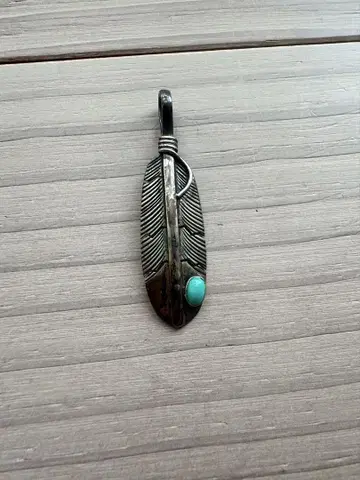 실버 깃털 모티브 목걸이 고로즈