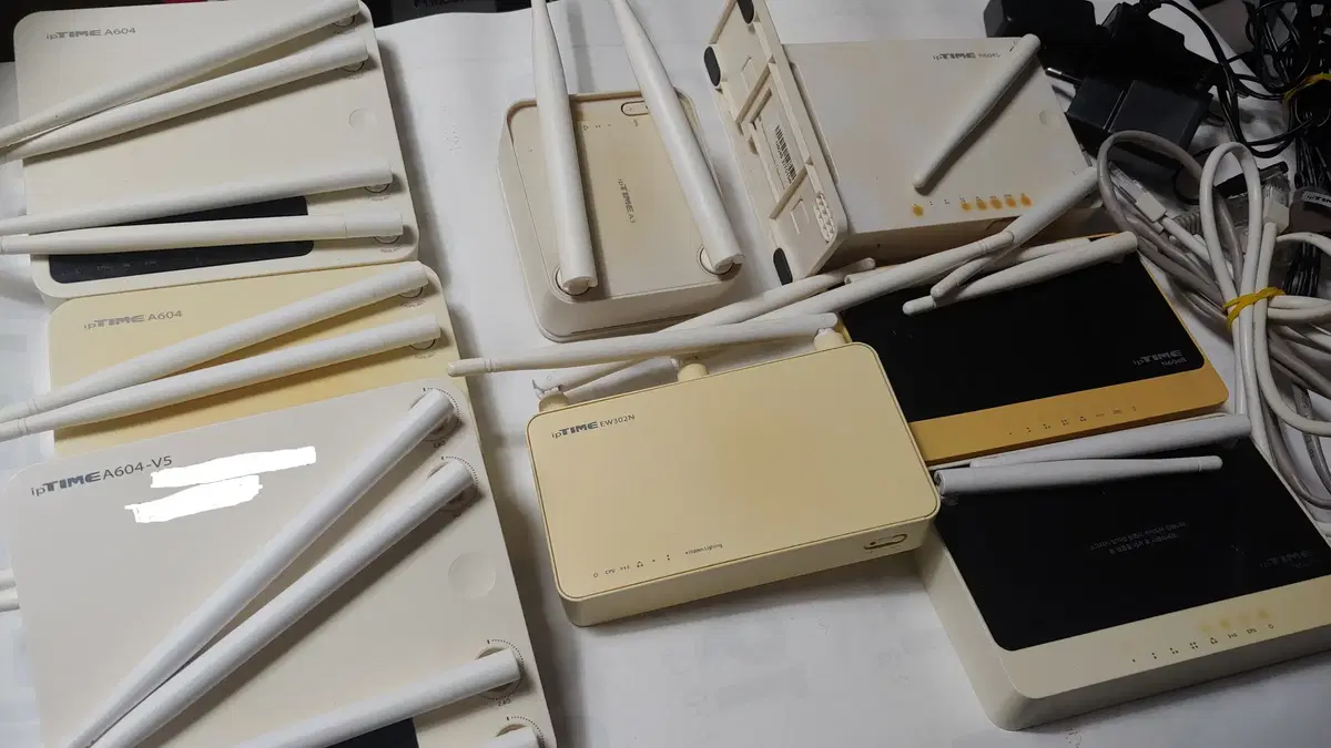 Selling 8 Iptime routers for parts (ipTIME.) (Working)