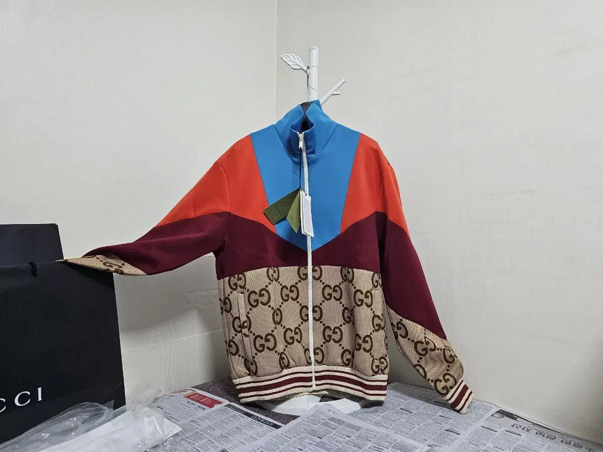 (국내매장판새상품)구찌 경량 집업자켓팝니다.