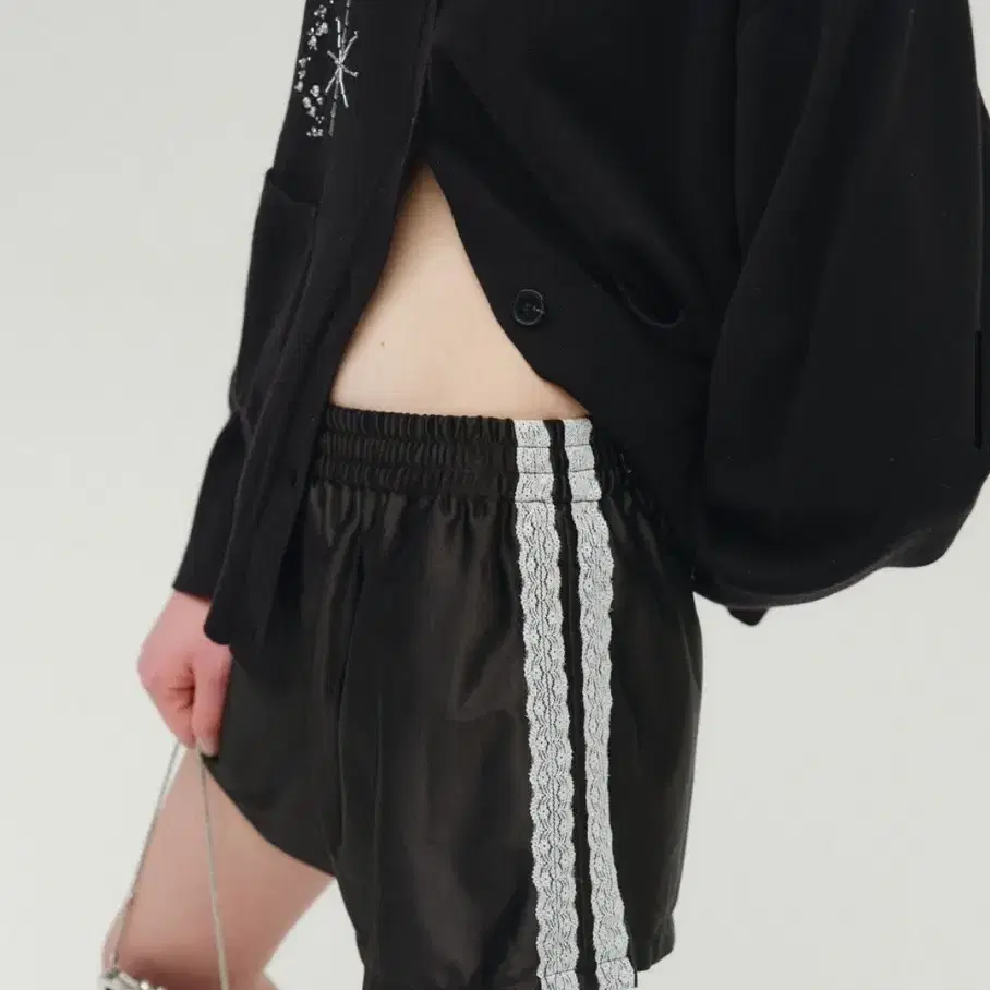 パンツ [Saltypebble]GLOSSY LACE TRACK PANTS [BLACK] SALTY PEBBLE-GLOSSY LACE TRACK PANTS [BLACK]│삼성물산