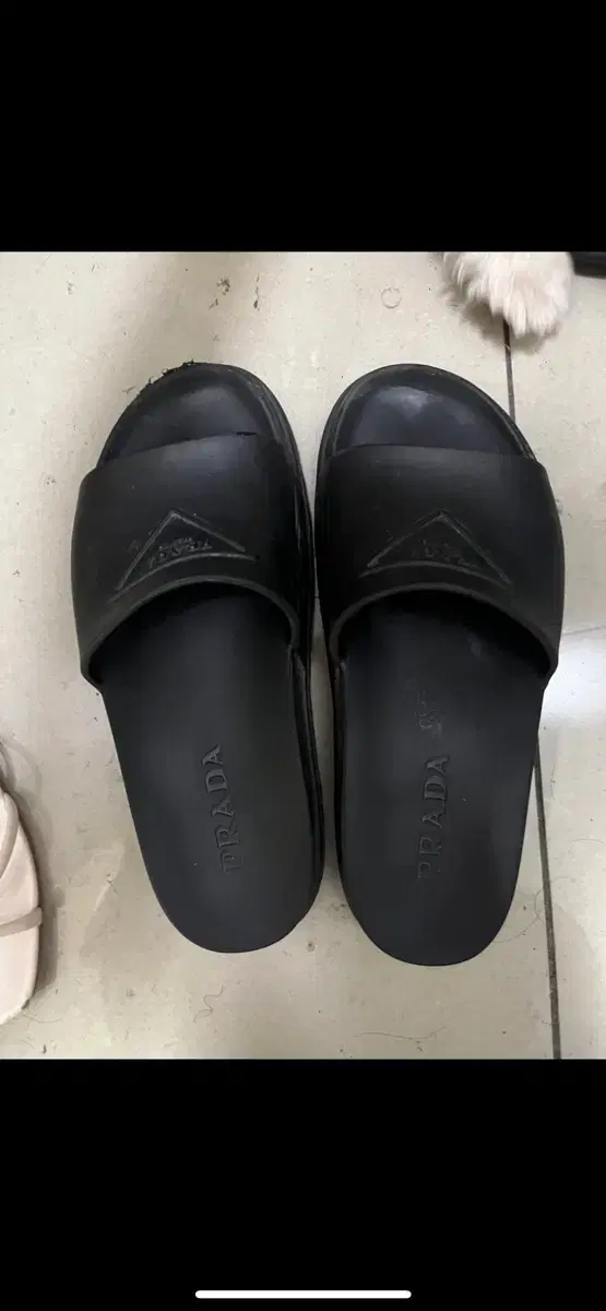 프라다 로고 슬리퍼 블랙