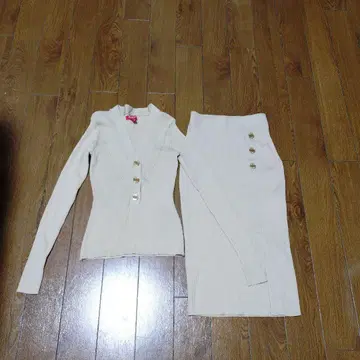 GUESS 베이지 리브 니트 셋업