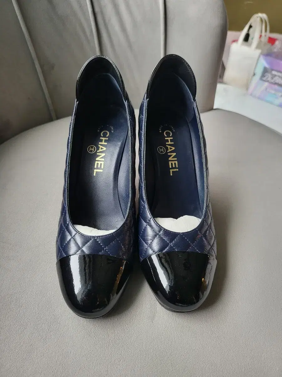 [Authentic] Chanel Quilted Pumps [240 / 8cm] Navy & Black Combination