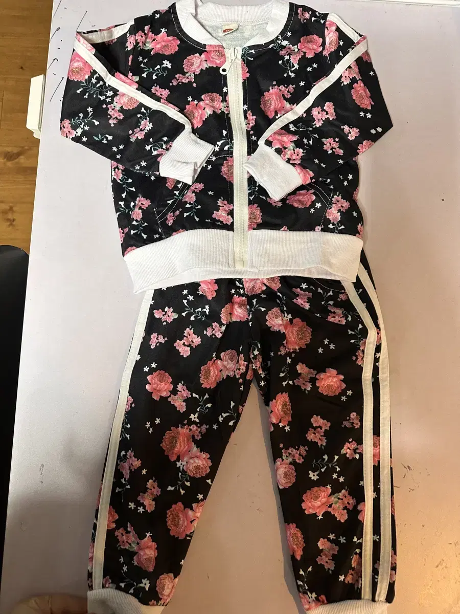 Girls' training tracksuit set size 120 (new)