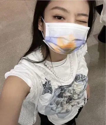 Jennie 착용 티셔츠