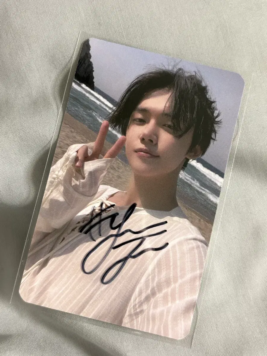 TXT Yeonjun Sign Soobin Beomgyu Taehyun Huening Poca Album