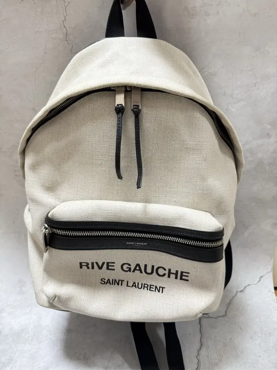 [SAINT LAURENT 생로랑 리브 고슈 백팩] 새상품급 / 1회 착