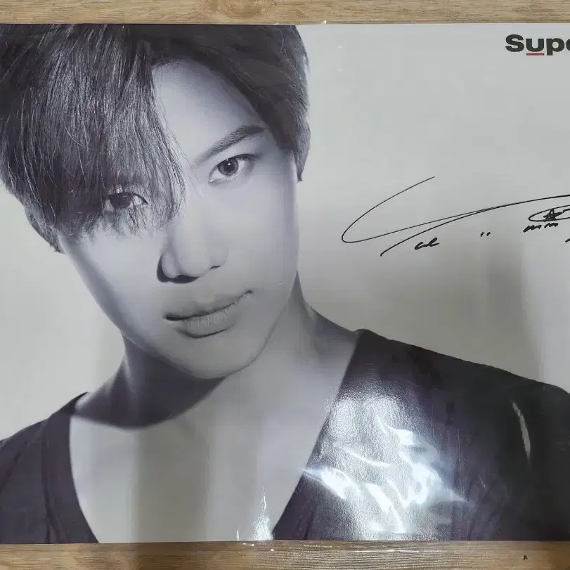 最新の激安 poster signed Taemin on Site. Global Bunjang K-POP・アジア